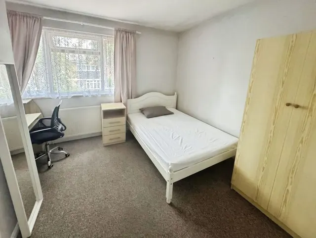 Beechtree Avenue, Englefield Green, Surrey, TW20, photo 1