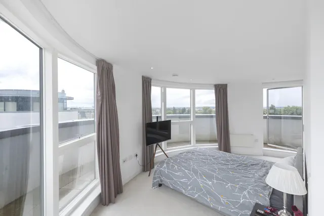 Pump House Crescent, Brentford, TW8, photo 2