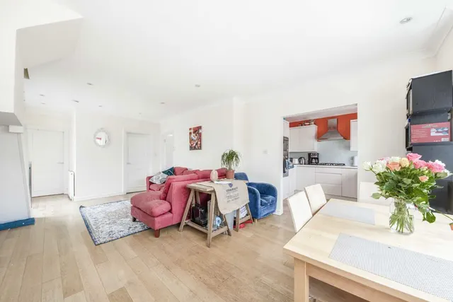 Franche Court Road, SW17, photo 1
