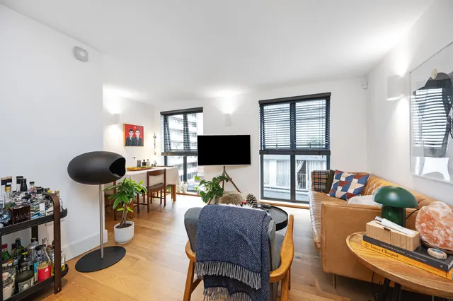 Photo 2 — Flat 5, 19 Umberston Street, LONDON