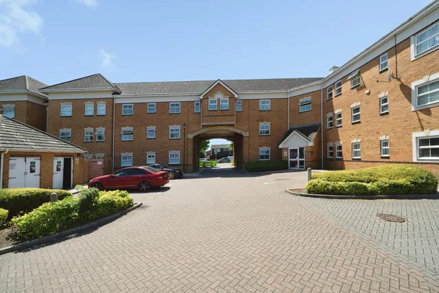 Staines Road West, Sunbury-On-Thames, TW16, photo 1