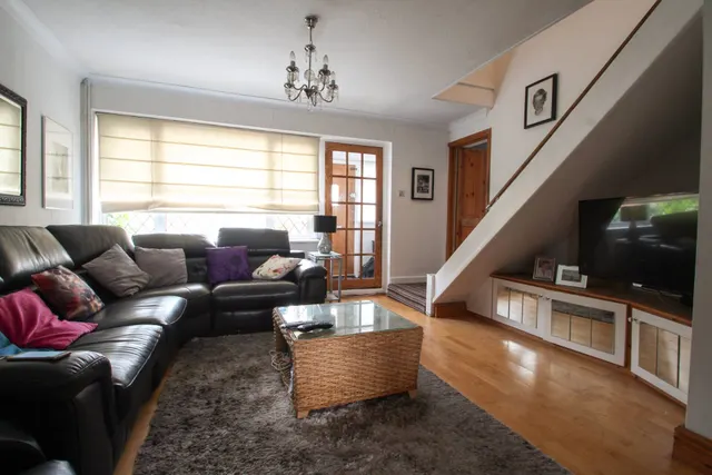 Photo 3 — Iverhurst Close, Bexleyheath