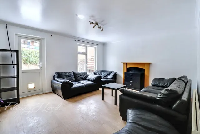 Rectory Square, E1, photo 2