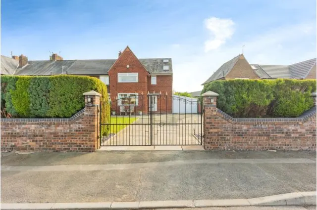 Shayfield Drive, Manchester, photo 1