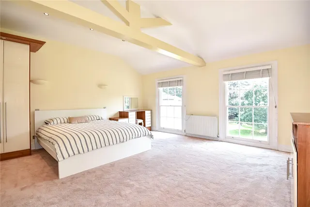 Harlington Road, UB8, photo 3