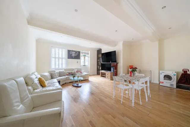 Harlington Road, UB8, photo 1