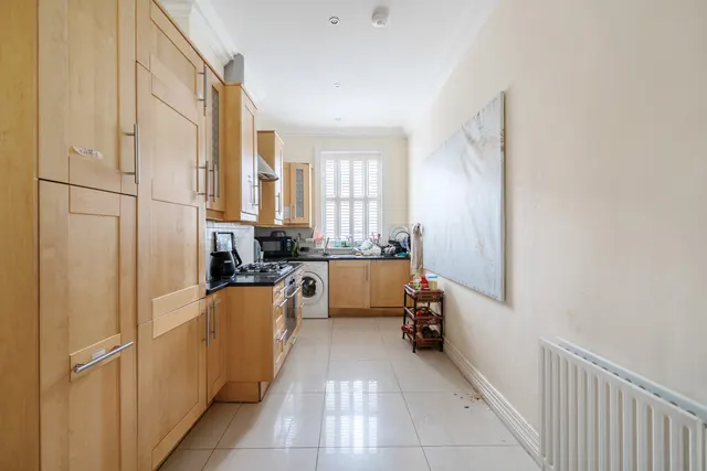 Harlington Road, UB8, photo 2