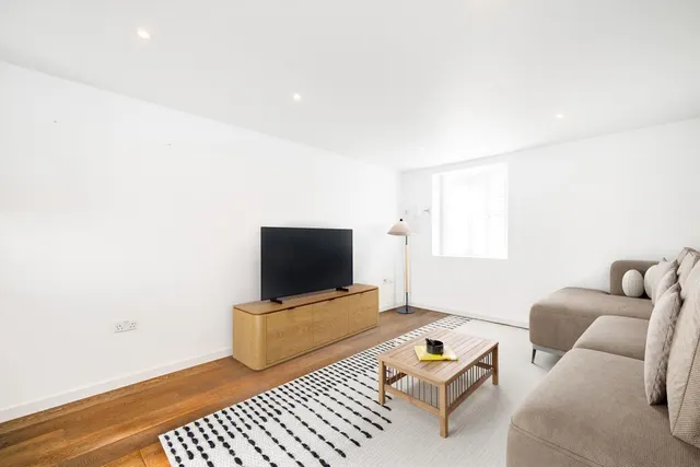 Prince Of Wales Terrace, W4, photo 2
