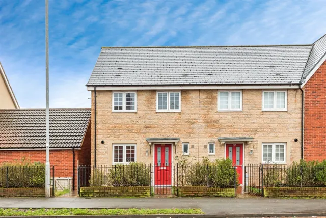 3 bedroom house — Moredon Road, Swindon