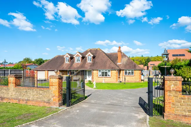 Dalmead, Aldershot Road, Guildford, photo 1