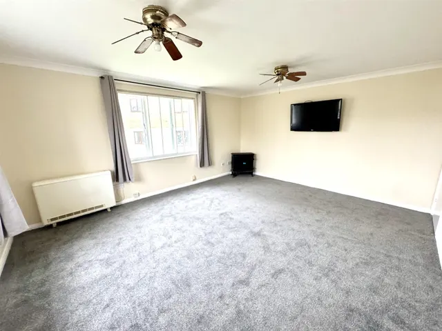 Fairbairn Close, Purley, CR8, photo 3