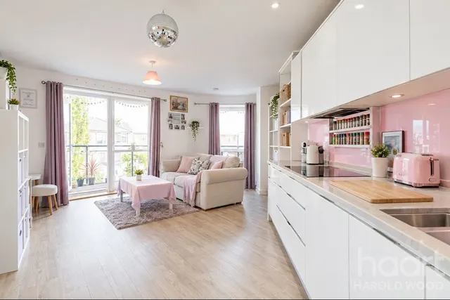 St. Clements Avenue, Harold Wood, RM3, photo 2