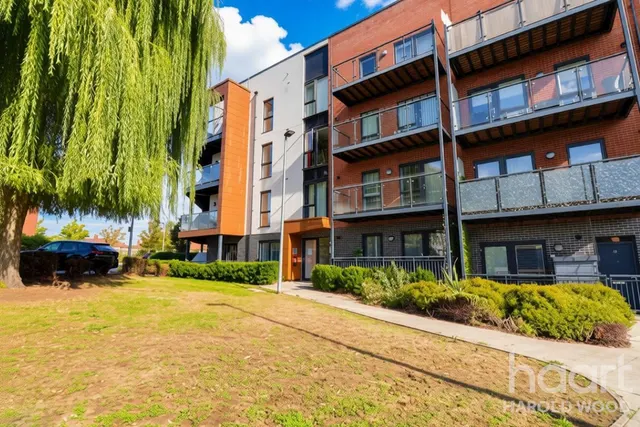 St. Clements Avenue, Harold Wood, RM3, photo 1