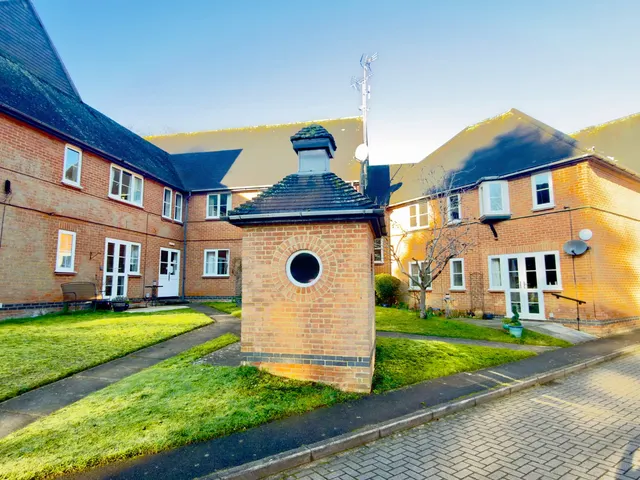Woburn Road, Woburn Sands, MK17, photo 3