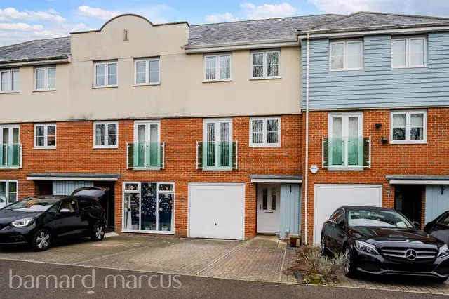 St. Annes Drive North, Redhill, photo 1