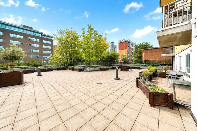 Windmill Lane, London, E15, photo 1