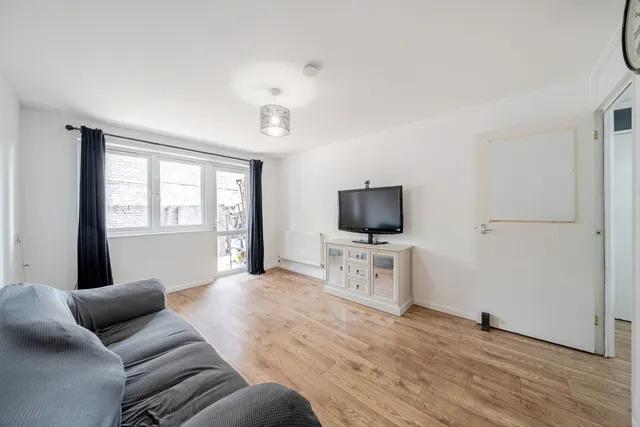 King Arthur Close, SE15, photo 1