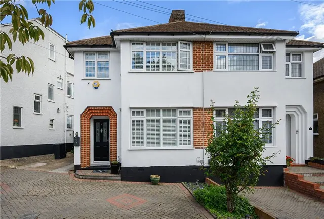 Brunswick Gardens, Fairlop, IG6, photo 1