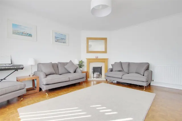 Photo 2 — Eastergate Close, Goring-By-Sea, Worthing