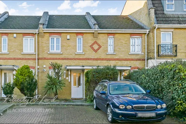 Napier Court, London, SE12, photo 1