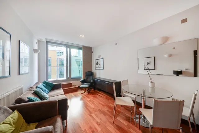 Bridges Court Road, London, SW11, photo 1