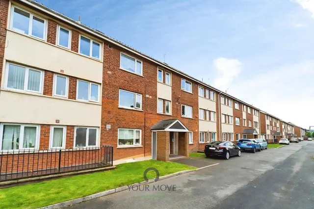 3 bedroom flat — Bristol Road South, Northfield, West Midlands, B31