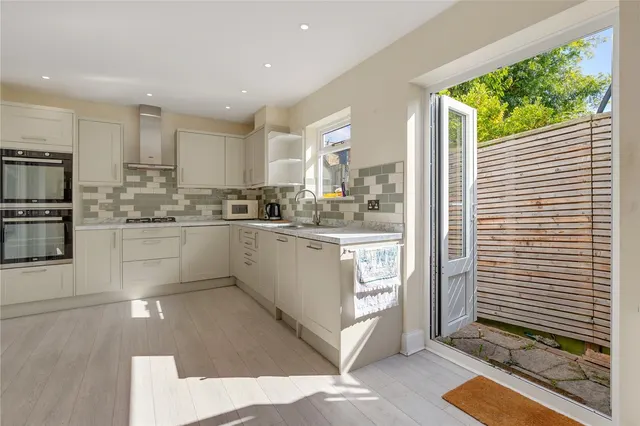 Temperley Road, London, SW12, photo 3