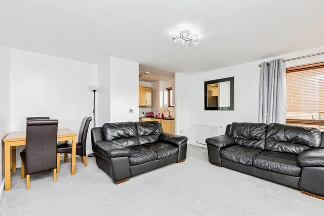 Commonwealth Drive, Crawley, RH10, photo 3