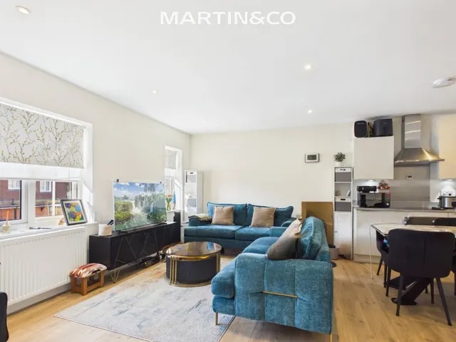 Gatehouse Close, Ashford, TW15, photo 2