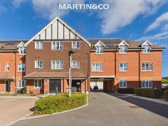 Gatehouse Close, Ashford, TW15, photo 1