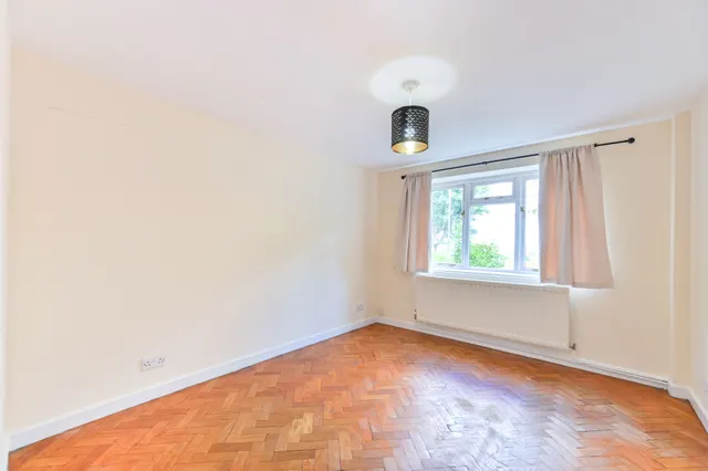 Photo 3 — Flat 1, 94 Beverley Gardens, Wembley