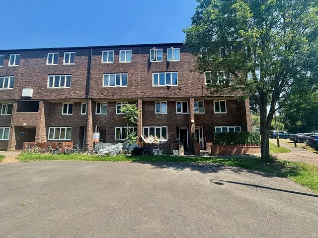 Dowdeswell Close, London, photo 1