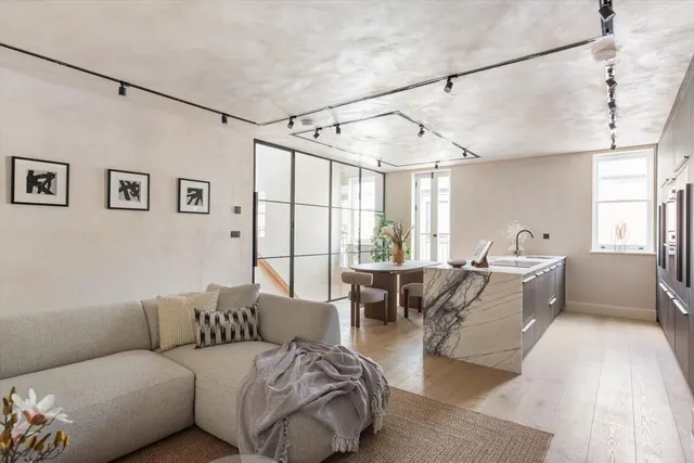 Russell Gardens Mews, London, W14, photo 1