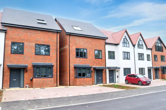 Eighth Avenue, Aylesbury, HP19, photo 1