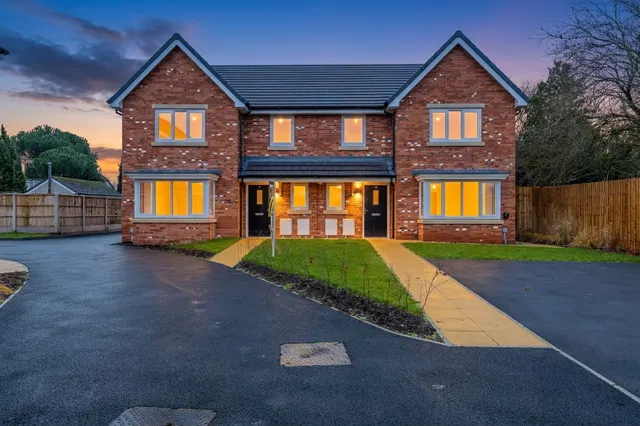 Halis Court, Hale Village, L24, photo 1