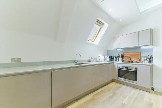 Hyde Lane, London, SW11, photo 2