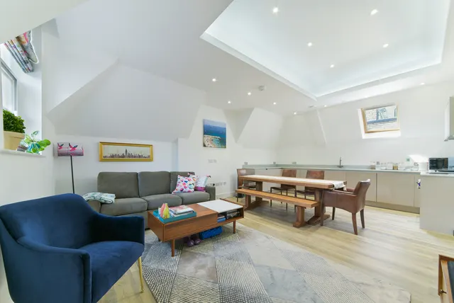 Hyde Lane, London, SW11, photo 1