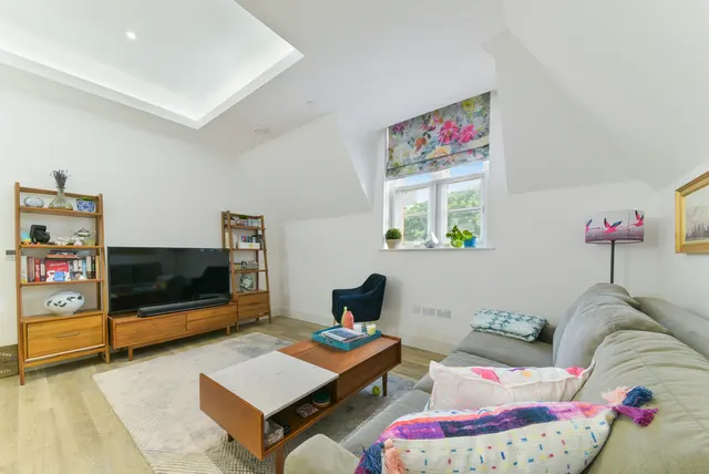 Hyde Lane, London, SW11, photo 3