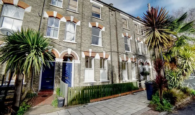 2 bedroom flat — Bonnington Square, London, SW8