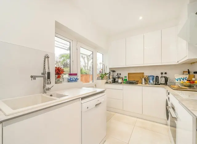 Photo 3 — Fortis Green Avenue, Muswell Hill, N2
