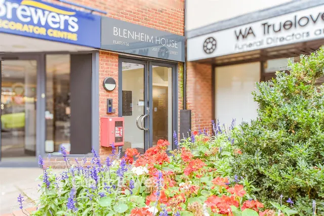 High Street, Dorking, RH4, photo 1