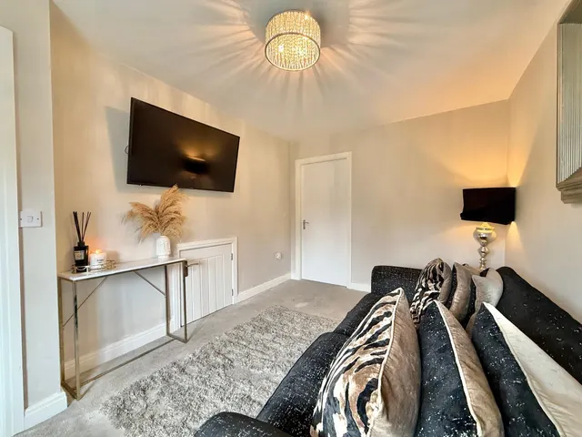 Fawcett Close, Denton, M34, photo 2