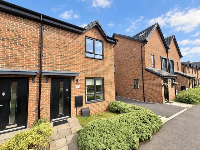 Fawcett Close, Denton, M34, photo 1