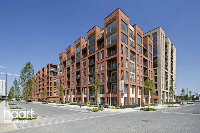 Lismore Boulevard, NW9, photo 1