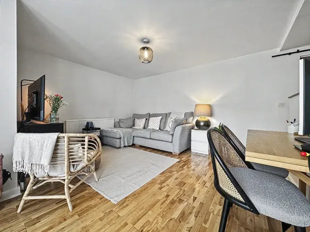 Broadgate Lane, Horsforth, LS18, photo 2