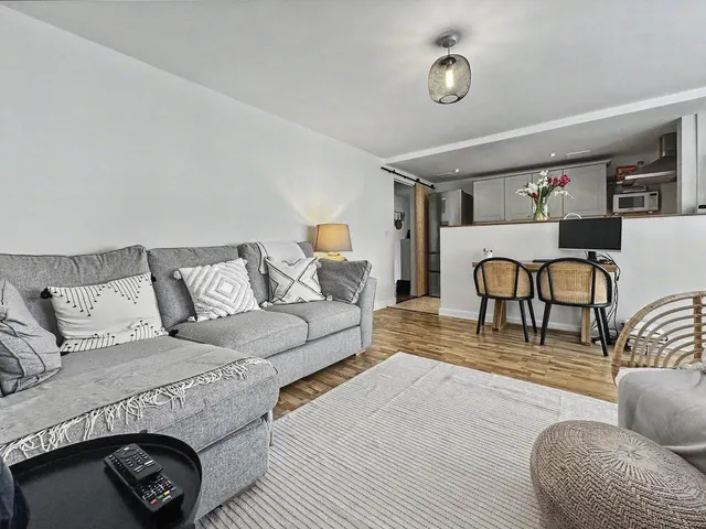 Broadgate Lane, Horsforth, LS18, photo 3