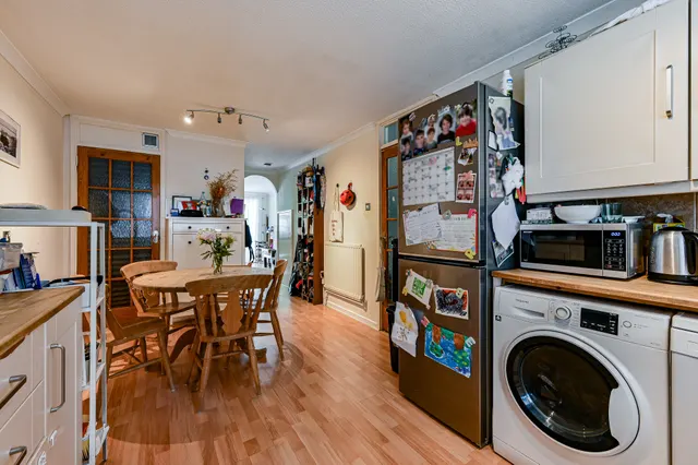 Photo 3 — 5 Hurren Close, London