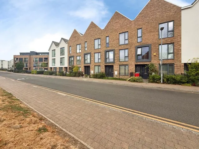 Churchill Road, Uxbridge, UB10, photo 1