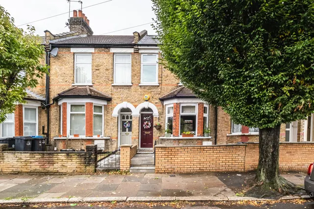 Photo 3 — Highworth Road, London, N11