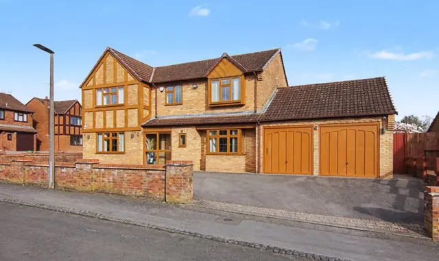 Photo 2 — Eldersfield Grove, Solihull, B91